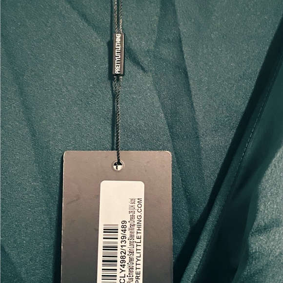 Pretty Little Thing Plus Emerald Green Satin Long Sleeve Wrap Dress - Picture 4 of 4